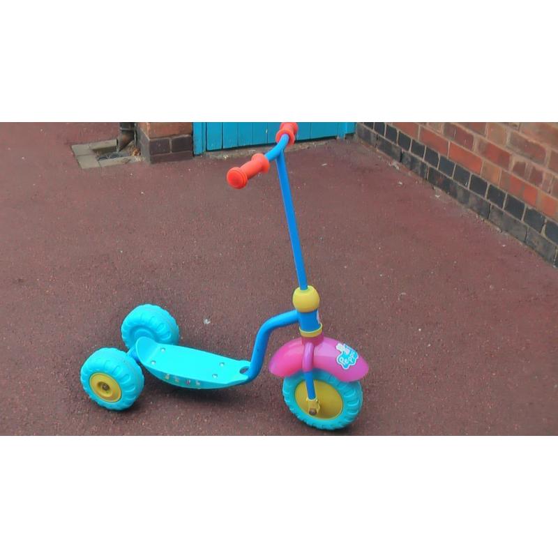 PEPPA PIG GIRLS THREE WHEEL PUSH SCOOTER - GOOD CONDITION