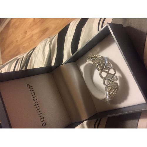 Equilibrium love knot bracelet