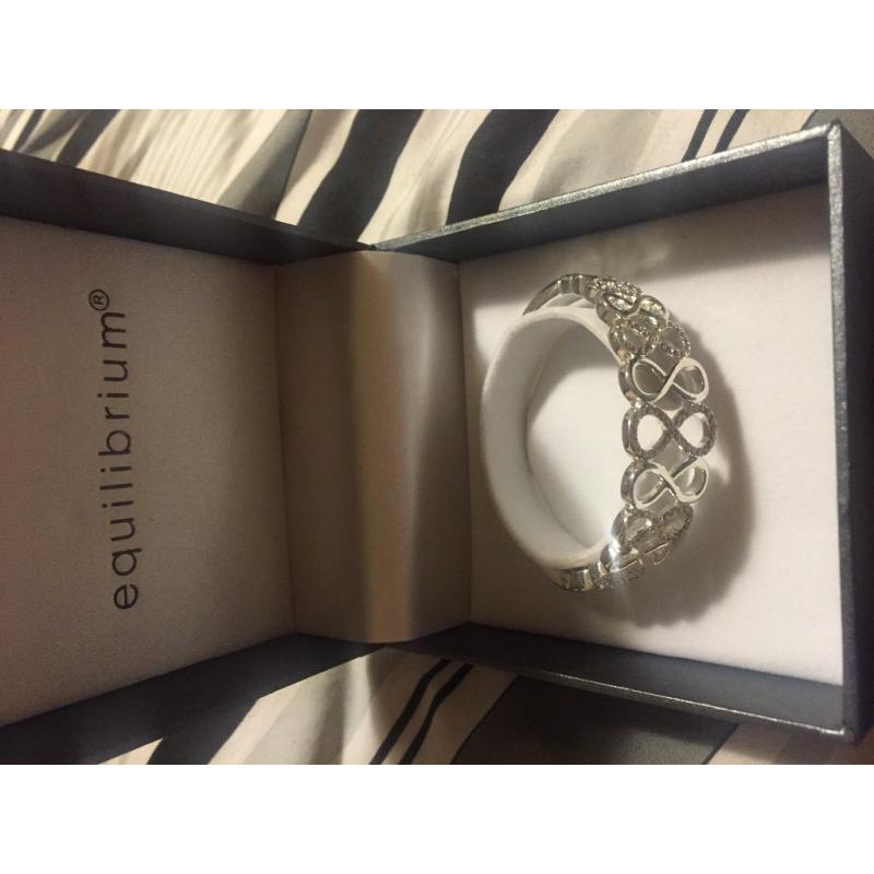 Equilibrium love knot bracelet