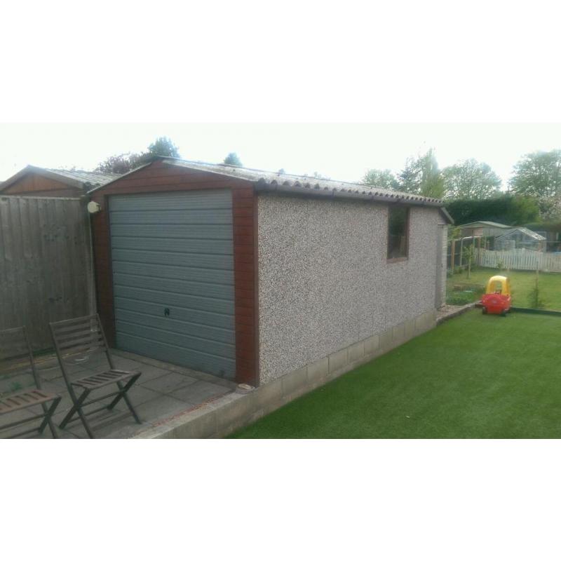 Prefabricated Garage: Large and Excellent Condition