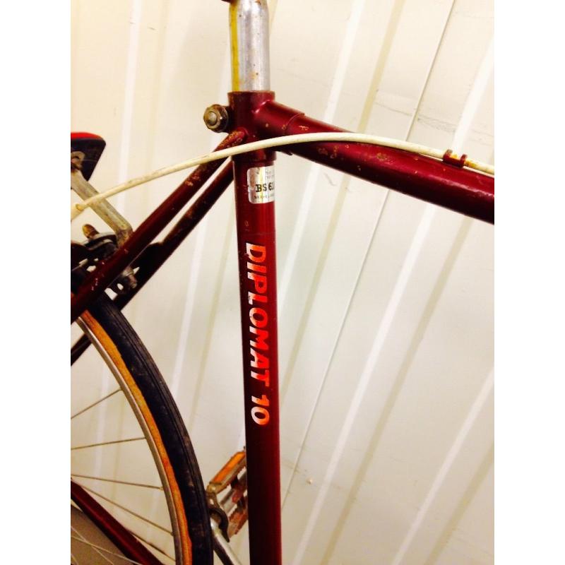 Emmelle Road bike 10 speed in excellent used condition, sealed BB, Responsive Breaks