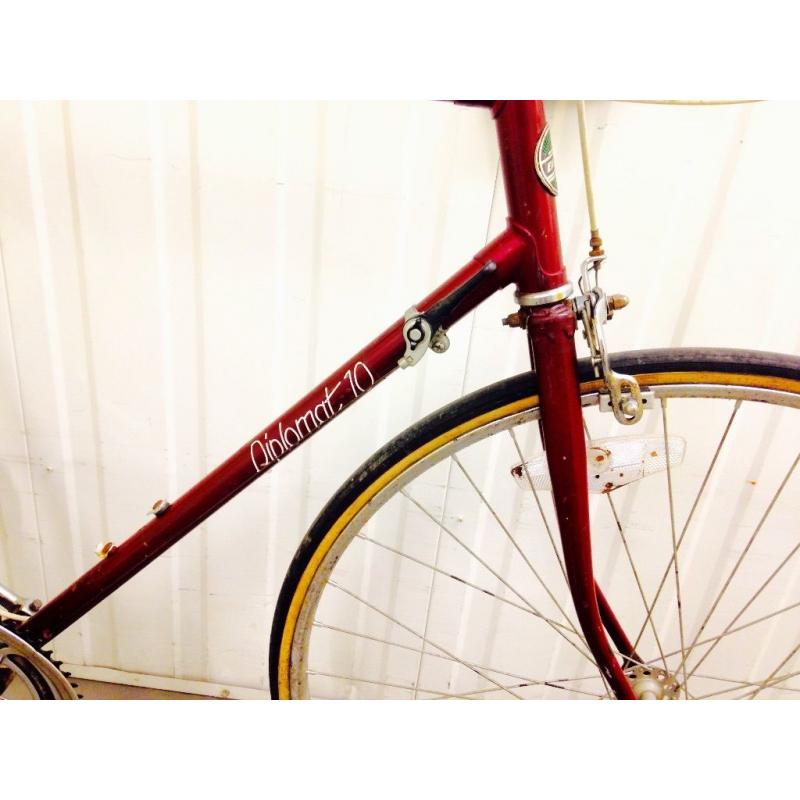 Emmelle Road bike 10 speed in excellent used condition, sealed BB, Responsive Breaks