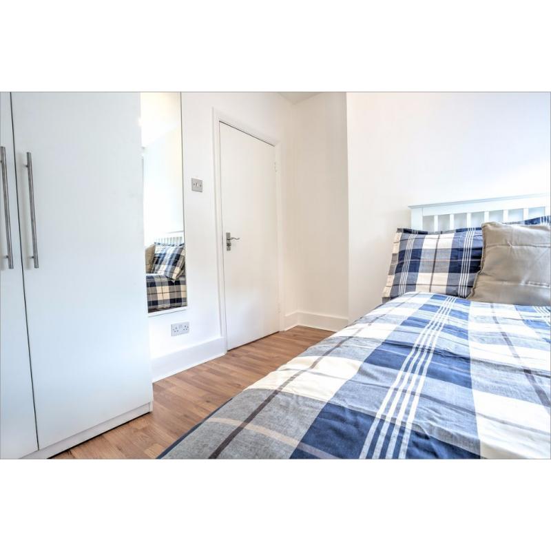 Fully furnished double room perfect for professionals or students! View NOW!