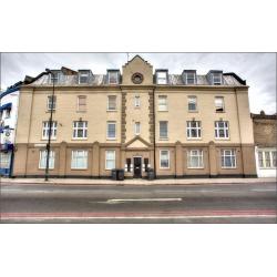 Fully furnished double room perfect for professionals or students! View NOW!