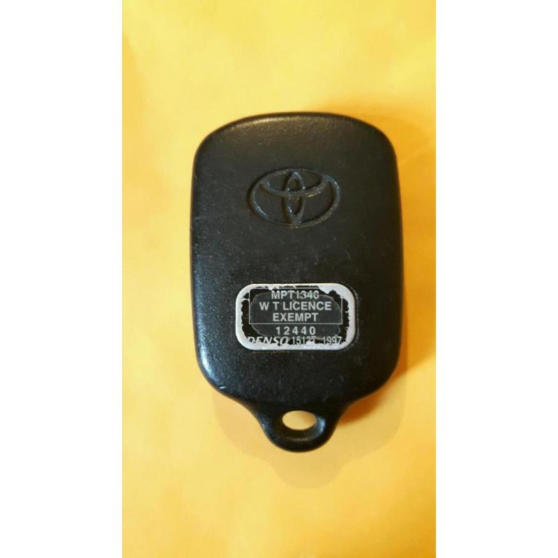 GENUINE TOYOTA AVENSIS YARIS PRIUS COROLLA VERSO BOTTON REMOTE KEY FOB