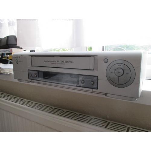 VCR (VIDEO) PLAYER