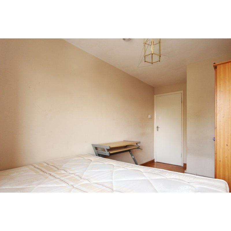 Double Bed in Rooms to rent in charming 4-bedroom flatshare - Kensington and Chelsea