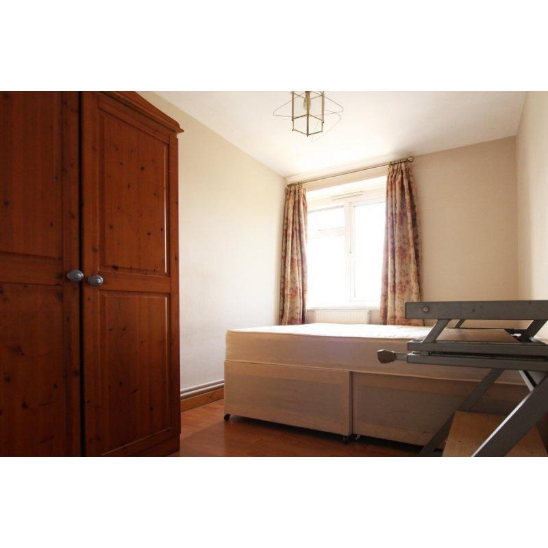 Double Bed in Rooms to rent in charming 4-bedroom flatshare - Kensington and Chelsea