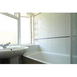Double Bed in Rooms to rent in charming 4-bedroom flatshare - Kensington and Chelsea