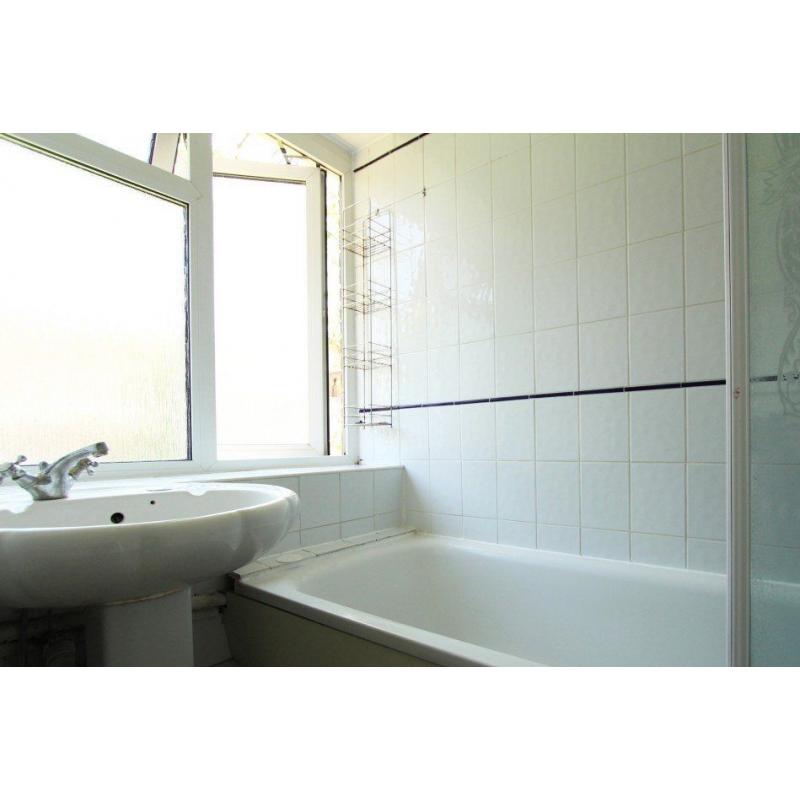 Double Bed in Rooms to rent in charming 4-bedroom flatshare - Kensington and Chelsea