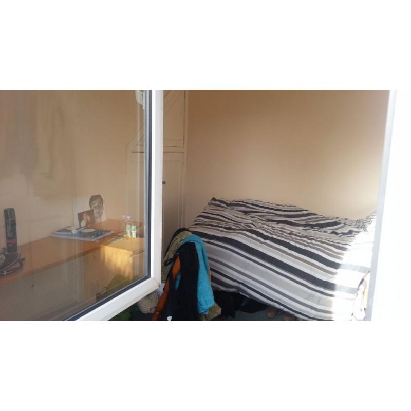 SINGLE BED ROOM AVAILABLE 240