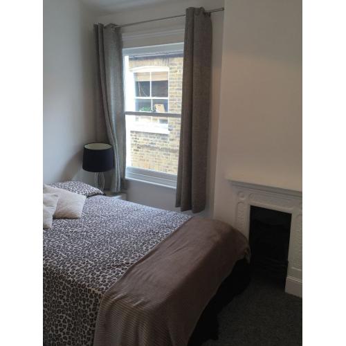 great room in tooting broadway available now