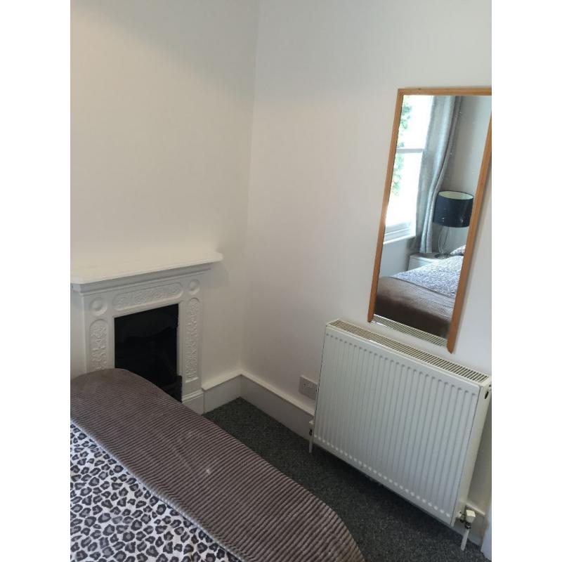 great room in tooting broadway available now