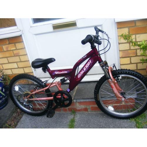 RALEIGH 20" GIRLS BIKE IN GREAT WORKING ORDER AGE 7+