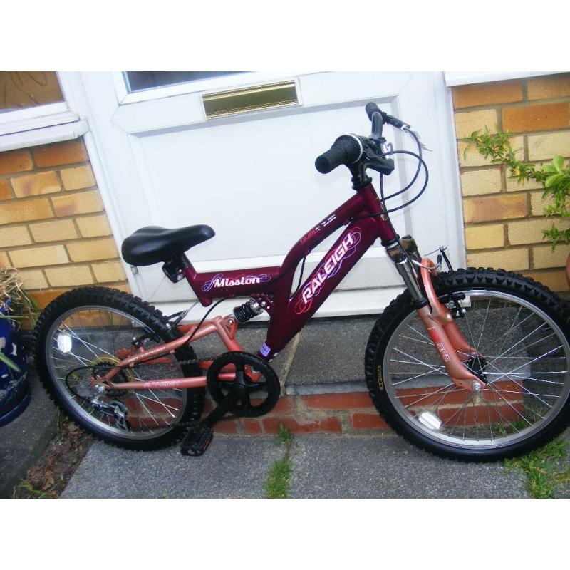 RALEIGH 20" GIRLS BIKE IN GREAT WORKING ORDER AGE 7+