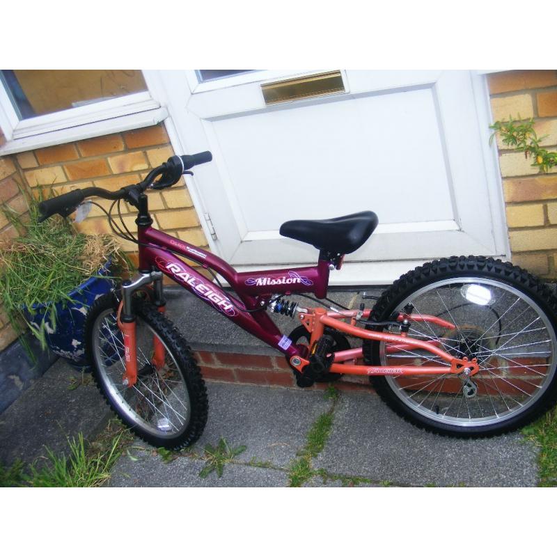 RALEIGH 20" GIRLS BIKE IN GREAT WORKING ORDER AGE 7+