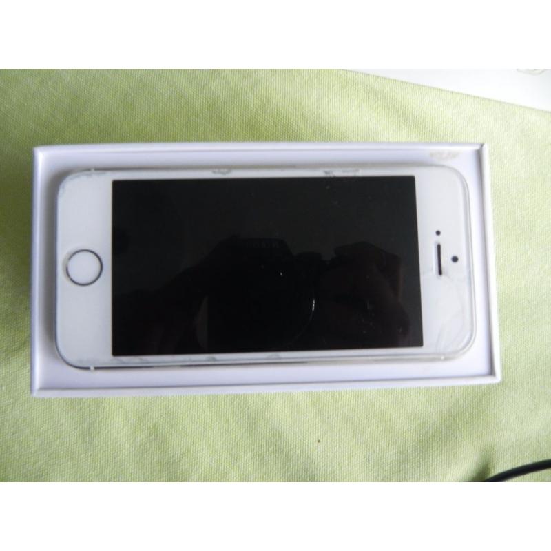 Iphone 5S EXCELLENT CONDITION And dr dre beats studio SPECIAL OFFER IF SOLD TODAY!!!!!