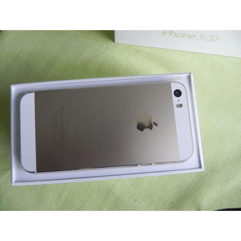 Iphone 5S EXCELLENT CONDITION And dr dre beats studio SPECIAL OFFER IF SOLD TODAY!!!!!