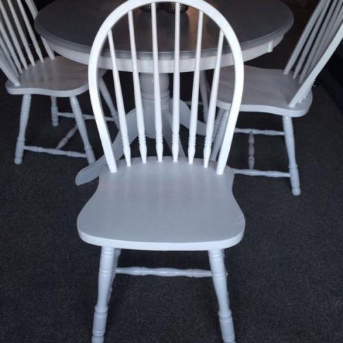 Beautiful shabby dining table and 4 chairs