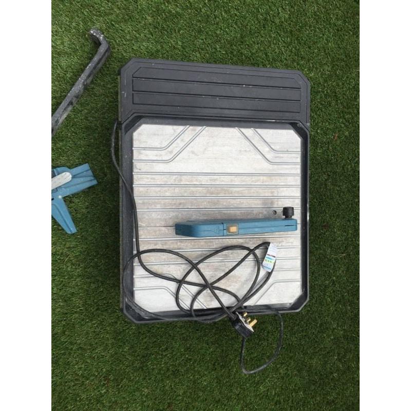 Electric tile cutter
