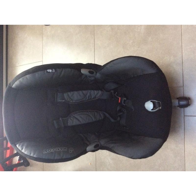 Maxi Cosi Priori XP black car seat with Isofix base