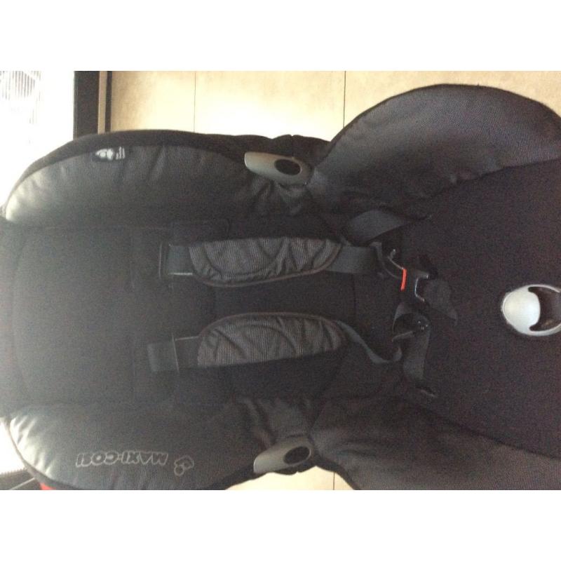 Maxi Cosi Priori XP black car seat with Isofix base