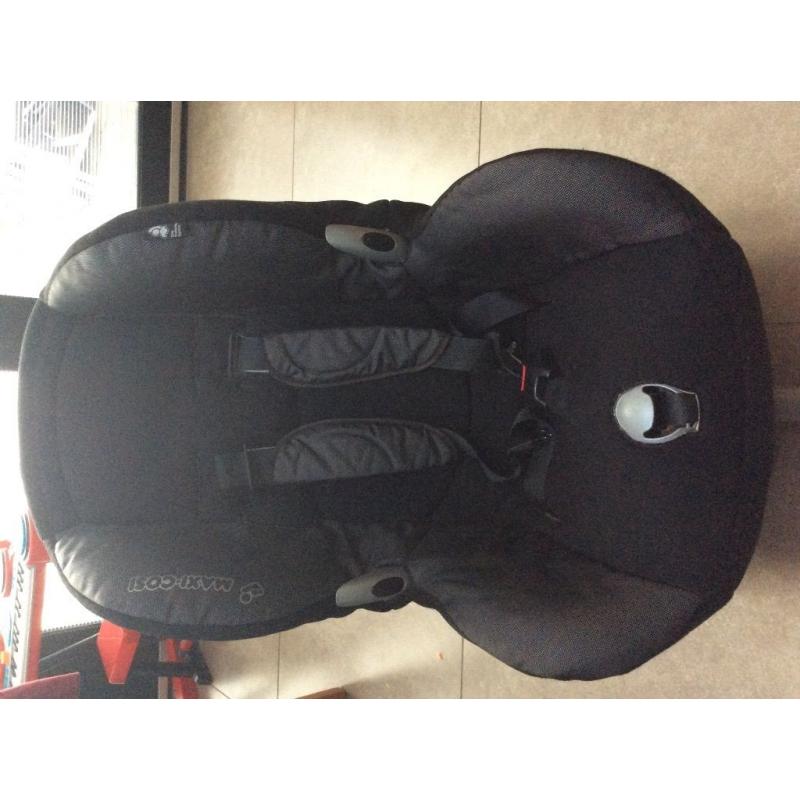 Maxi Cosi Priori XP black car seat with Isofix base