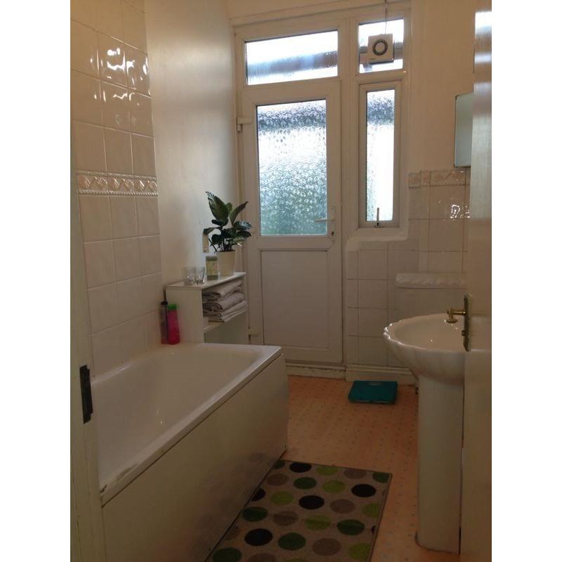 BRIGHT AND BIG DOUBLE ROOM TO RENT