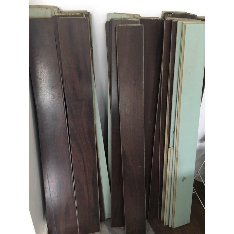 Laminate floor dark oak clic loc