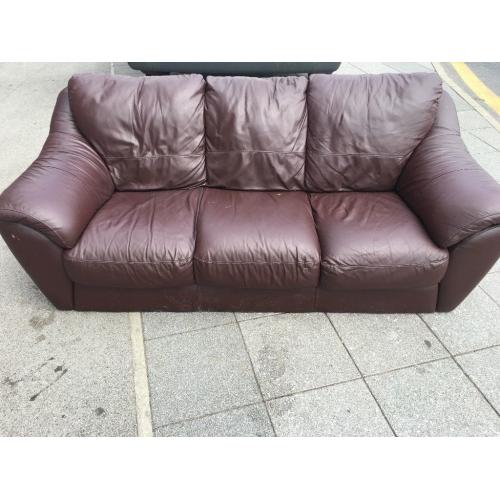 LEATHER 3 SEATER SOFA PRE-OWNED COMFY & SOFT GOOD CONDITION FREE DELIVERY MCR.......