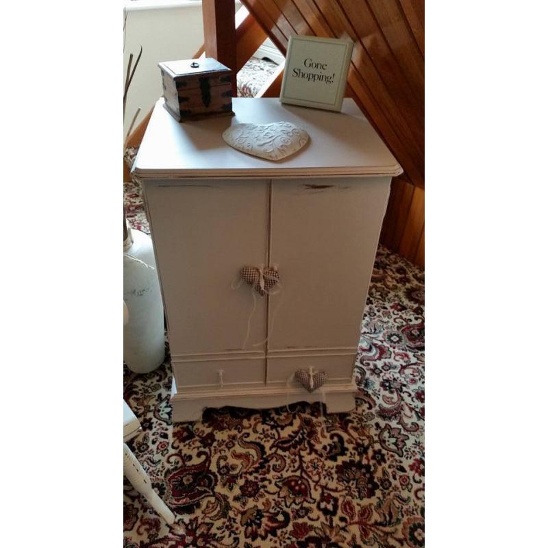 BEAUTIFUL SHABBY CHIC UNIT