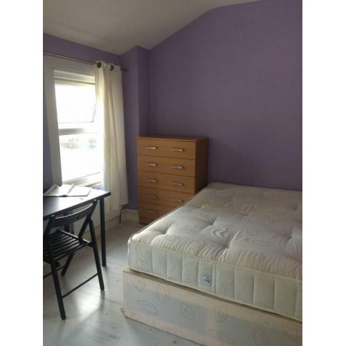 CHEAP & COZY DOUBLE ROOM - SMALL FLAT NEAR WEMBLEY