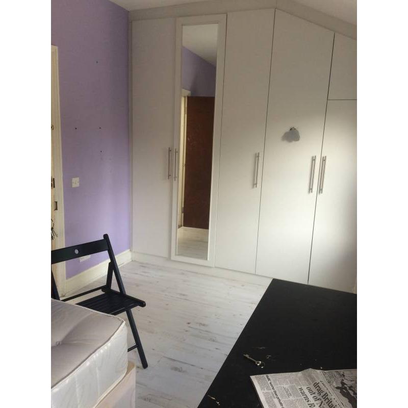 CHEAP & COZY DOUBLE ROOM - SMALL FLAT NEAR WEMBLEY