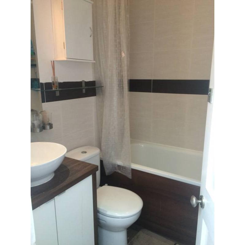 CHEAP & COZY DOUBLE ROOM - SMALL FLAT NEAR WEMBLEY