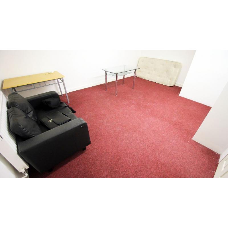 Spacious double room,close to MANOR PARK Station ! Available now, fully furnished, free wifi