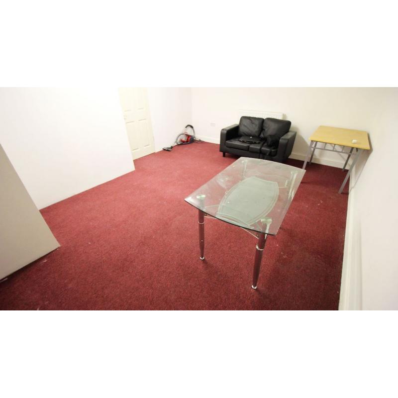 Spacious double room,close to MANOR PARK Station ! Available now, fully furnished, free wifi