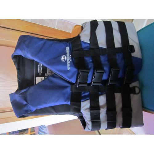 ADULT LIFEJACKET.