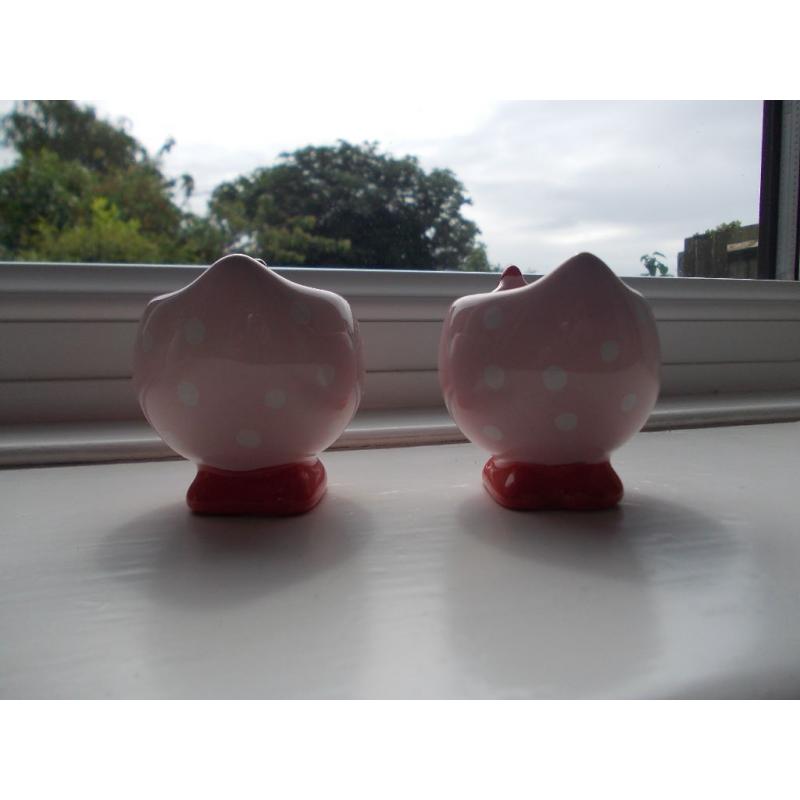 WHITTARDS PAIR OF CHICK EGG CUPS