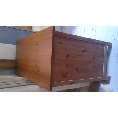Wooden chest of drawers