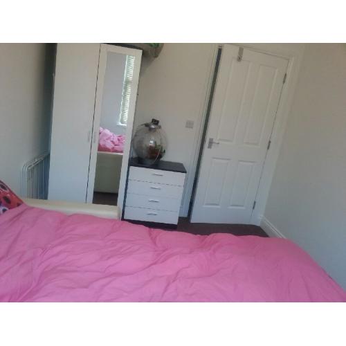 Double room with own bathroom to rent 2 mins to West Croydon train station or 7 mins to East Croydon