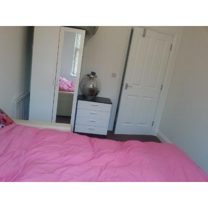 Double room with own bathroom to rent 2 mins to West Croydon train station or 7 mins to East Croydon