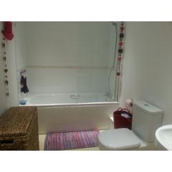 Double room with own bathroom to rent 2 mins to West Croydon train station or 7 mins to East Croydon