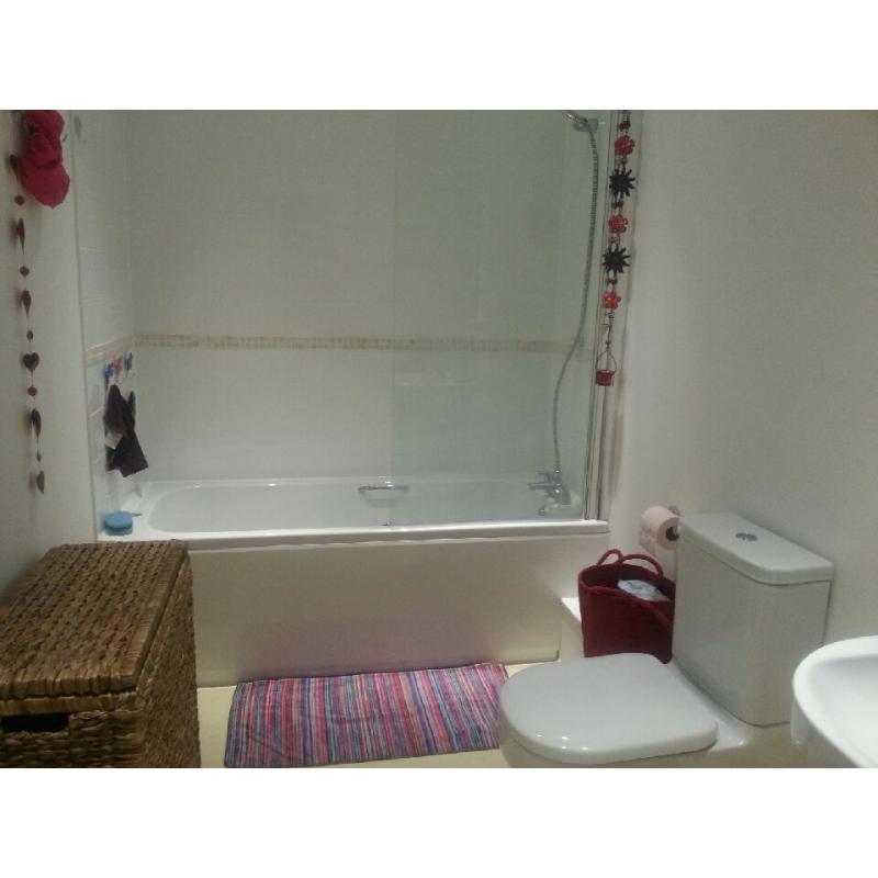Double room with own bathroom to rent 2 mins to West Croydon train station or 7 mins to East Croydon