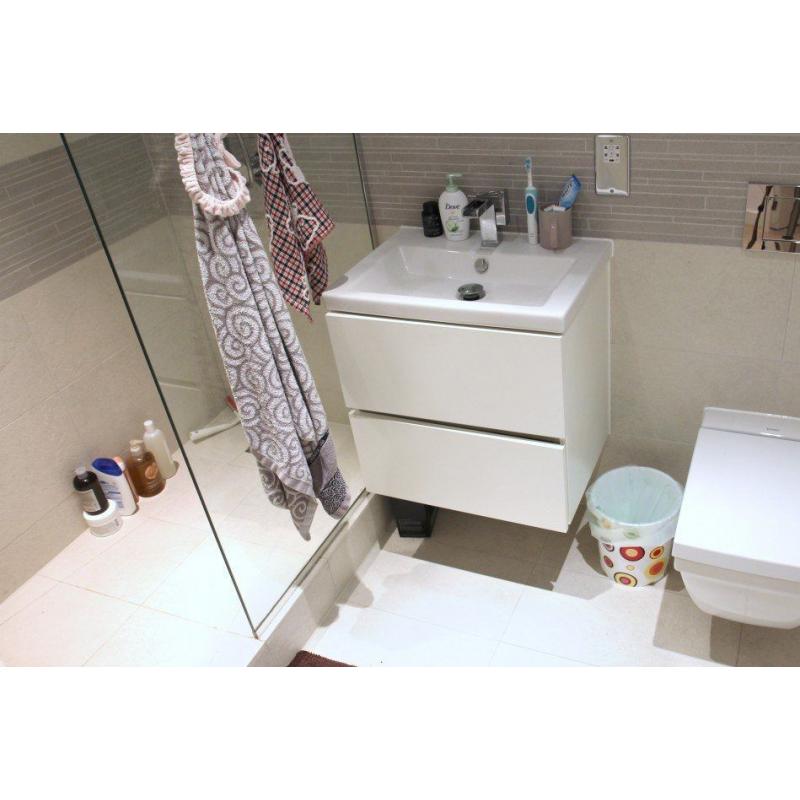 Double Bed in Room for a Postgraduate Student or Professional in a 2 Bedroom Apartment With Gym