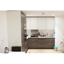 Double Bed in Room for a Postgraduate Student or Professional in a 2 Bedroom Apartment With Gym