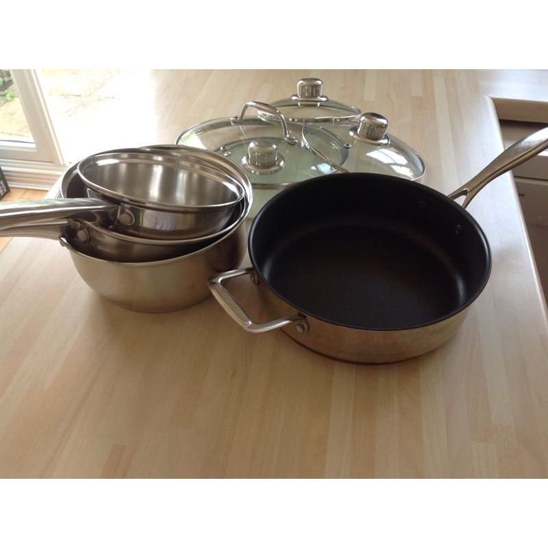 4 saucepans with glass lids