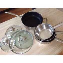 4 saucepans with glass lids