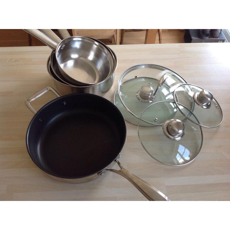 4 saucepans with glass lids