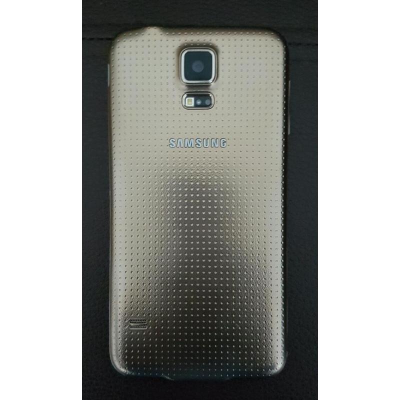 Samsung Galaxy S5 Gold, Unlocked, Good condition with Original box, charger and cases