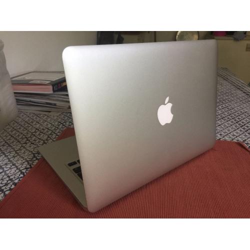 Macbook Air 13'' 128 GB Intel core i5, 1,6GHz (December, 2015)